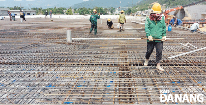 Dự án Nhà máy nước Hòa Liên có tổng công suất thiết kế 240.000m3/ngày đêm sẽ cung cấp nguồn nước sinh hoạt cho người dân thành phố. TRONG ẢNH: Công nhân làm việc tại dự án Nhà máy nước Hòa Liên. Ảnh: TRIỆU TÙNG