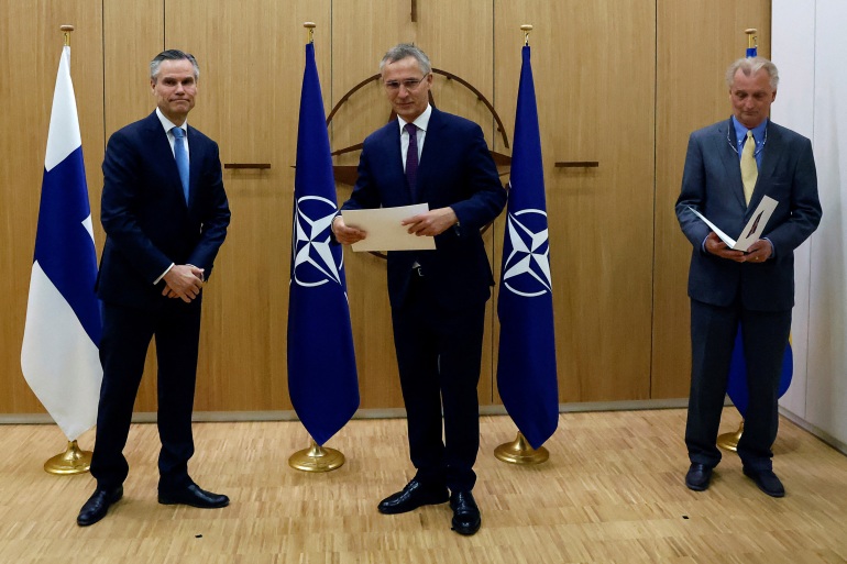 Đại sứ Phần Lan tại NATO Klaus Korhonen (trái), Tổng Thư ký NATO Jens Stoltenberg (giữa) và Đại sứ Thụy Điển tại NATO Axel Wernhoff tham dự buổi lễ ở Brussels (Bỉ), đánh dấu việc hai quốc gia Bắc Âu này xin gia nhập liên minh quân sự hiện có 30 thành viên. Ảnh: Reuters	