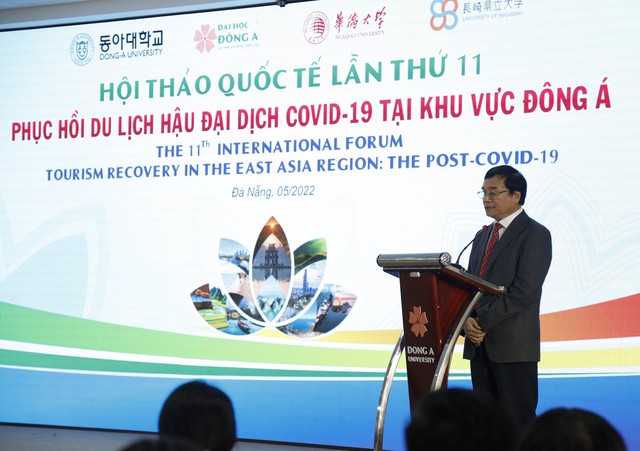 The leader of the Dong A University delivers a speech at the Forum (Photo: https://toquoc.vn/)