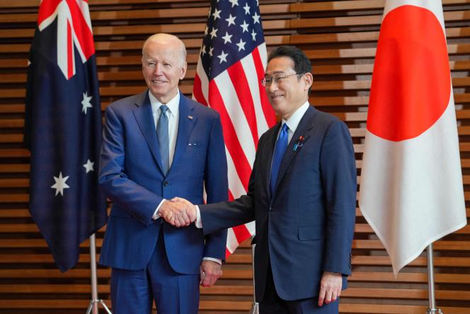 Thủ tướng Nhật Bản Fumio Kishida chào mừng Tổng thống Mỹ Joe Biden đến Tokyo vào ngày 24/5. Ảnh: AFP