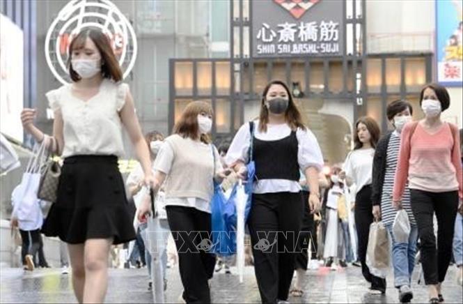 Người dân đeo khẩu trang phòng dịch COVID-19 tại Osaka, Nhật Bản ngày 25/7/2020. Ảnh: Kyodo/TTXVN