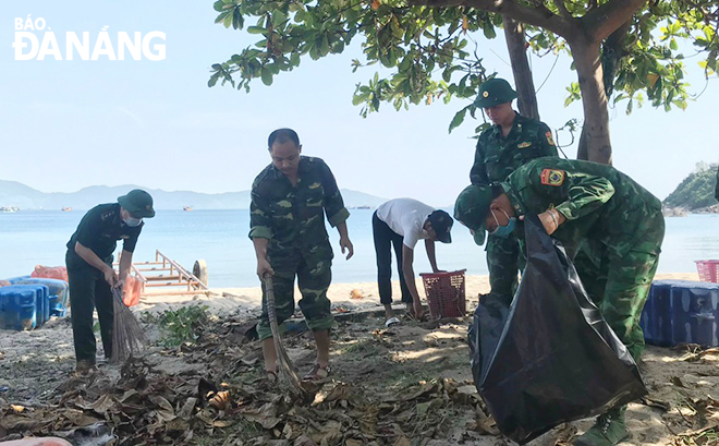 Border guard officers and men are cleaning up the Tien Sa Beach.