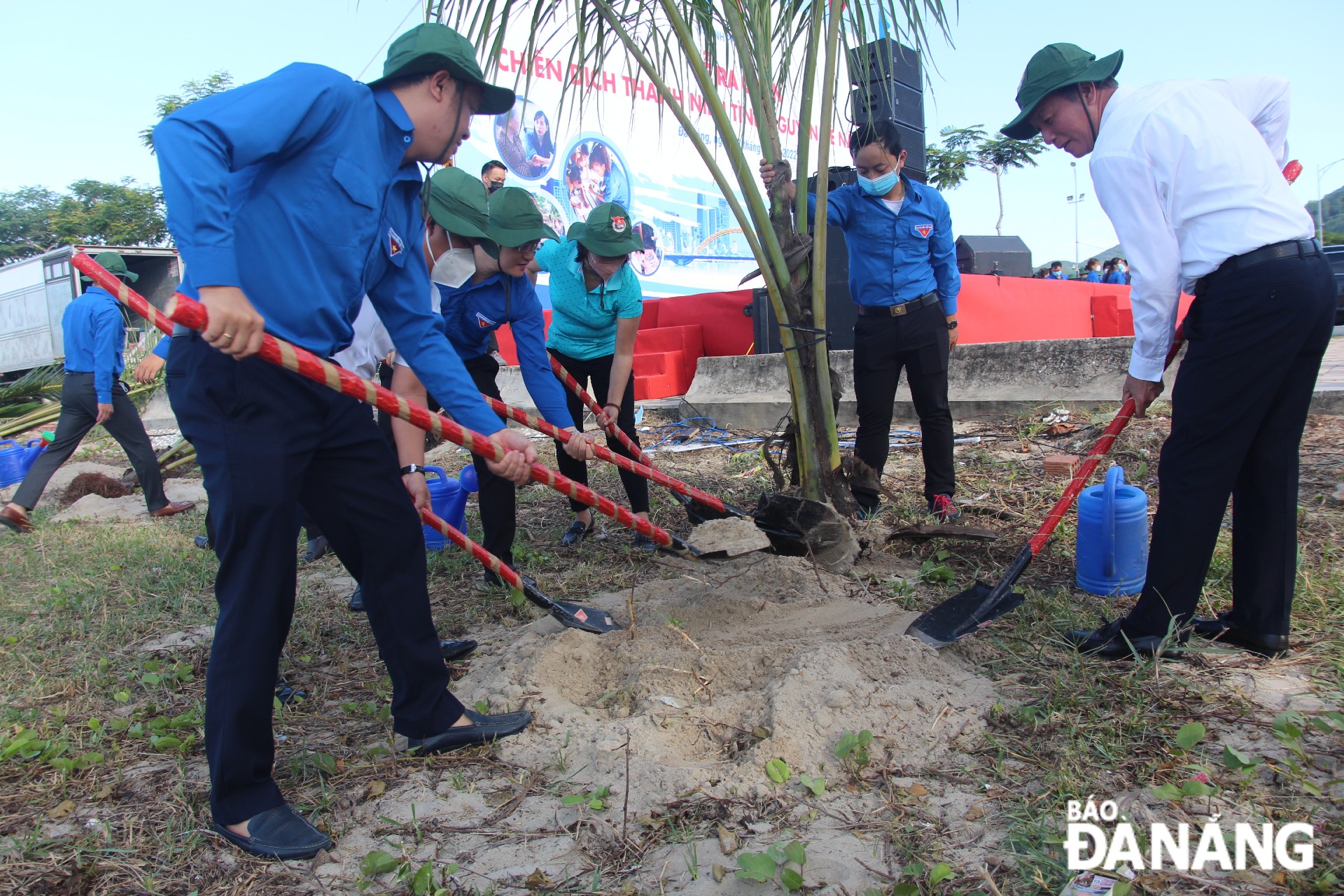 Lãnh đạo Thành Đoàn Đà Nẵng trồng cây tại khu vực bờ biển Thọ Quang. Ảnh: NGỌC QUỐC