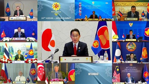 Thủ tướng Nhật Bản Fumio Kishida (giữa) dự Hội nghị cấp cao ASEAN - Nhật Bản theo hình thức trực tuyến, ngày 27/10/2021. (Ảnh: AFP/TTXVN)