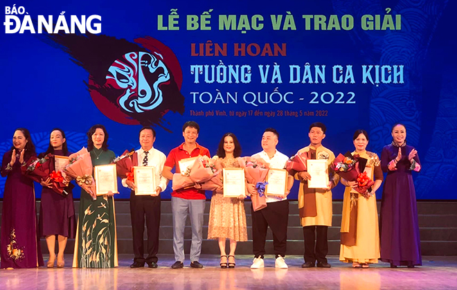 Meritorious Artist Tran Ngoc Tuan (4th, from the left), THE Director of the Nguyen Hien Dinh Tuong Theater and other artistes and musicians received excellent individual awards at the festival. Photo: PV