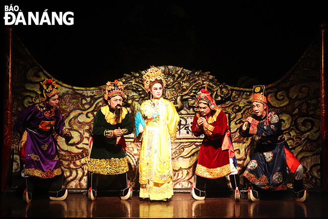 The Nguyen Hien Dinh Tuong Theater’s artistes are seen performing the ‘Reverse the wave’ play. Photo: Xuan Dung