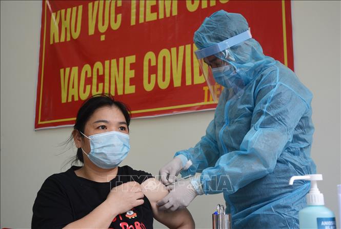 Tiêm vaccine phòng COVID-19 cho người dân. Ảnh: TTXVN