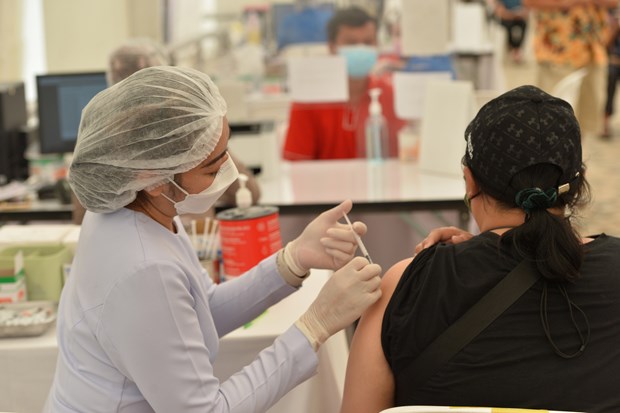 A medical worker administers the COVID-19 coronavirus vaccine to a woman in Bangkok, Thailand. (XINHUA/VNA)