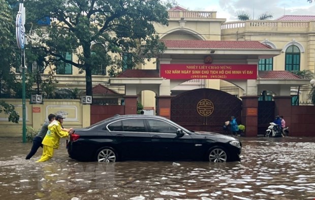 Một chiếc xe ôtô bị chết máy do bị ngập nước trên phố Điện Biên Phủ, Hà Nội sau trận mưa lớn chiều 29/5. (Ảnh: Phạm Kiên/TTXVN)