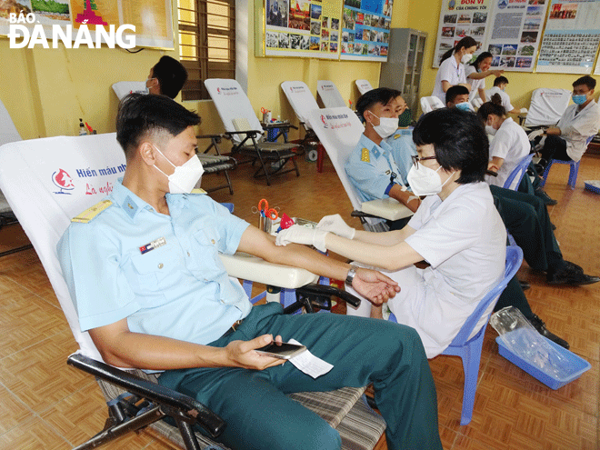 Các đơn vị bộ đội đóng quân trên địa bàn thành phố tham gia hiến máu tình nguyện năm 2022. Ảnh: LÊ VĂN THƠM	