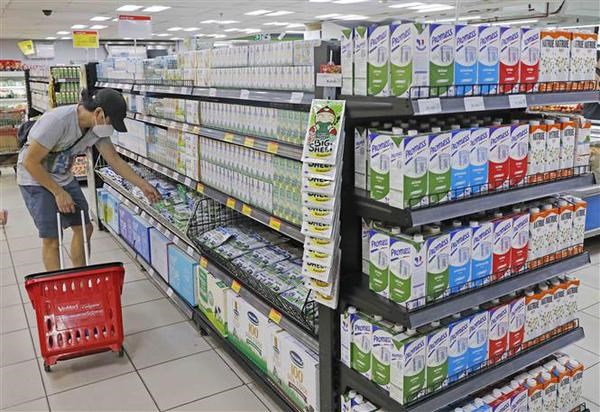 A customer is shopping at Winmart supermarket. (Photo: VNA)