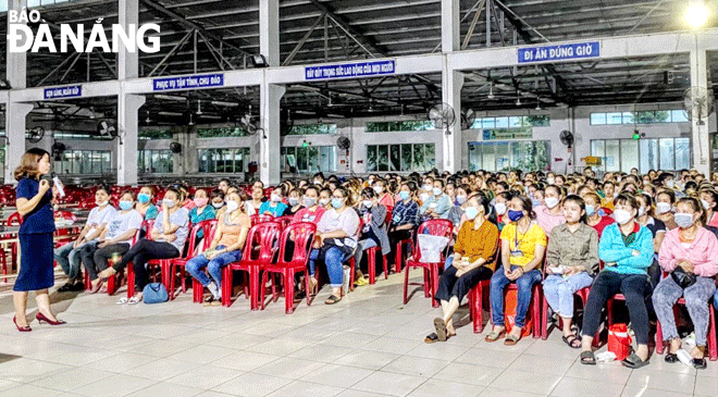 Workers of Huu Nghi Da Nang Joint Stock Company listened attentively to the reporter spreading information about health care. Photo: PHAN HA