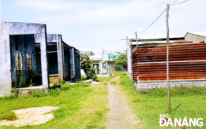 Đường đất dẫn vào khu dân cư tại phường Điện Ngọc, thị xã Điện Bàn, tỉnh Quảng Nam với hàng chục ngôi nhà không phép. Ảnh: LÊ PHẠM
