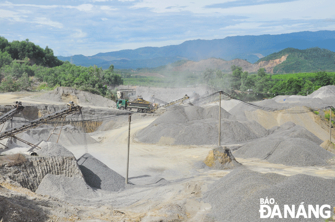Mỏ đá Trường Bản của Công ty TNHH Xây dựng Trường Bản (huyện Hòa Vang), một trong những mỏ được phép khai thác đất tầng phủ phục vụ san lấp mặt bằng các dự án. Ảnh: THÀNH LÂN