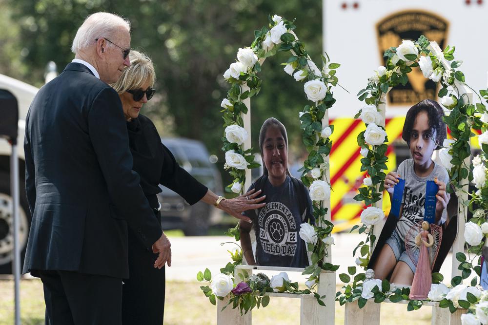 Tổng thống Joe Biden và đệ nhất phu nhân Jill Biden thăm nơi tưởng niệm các nạn nhân trong vụ xả súng ở thành phố Uvalde, bang Texas ngày 29-5. Ảnh: AP