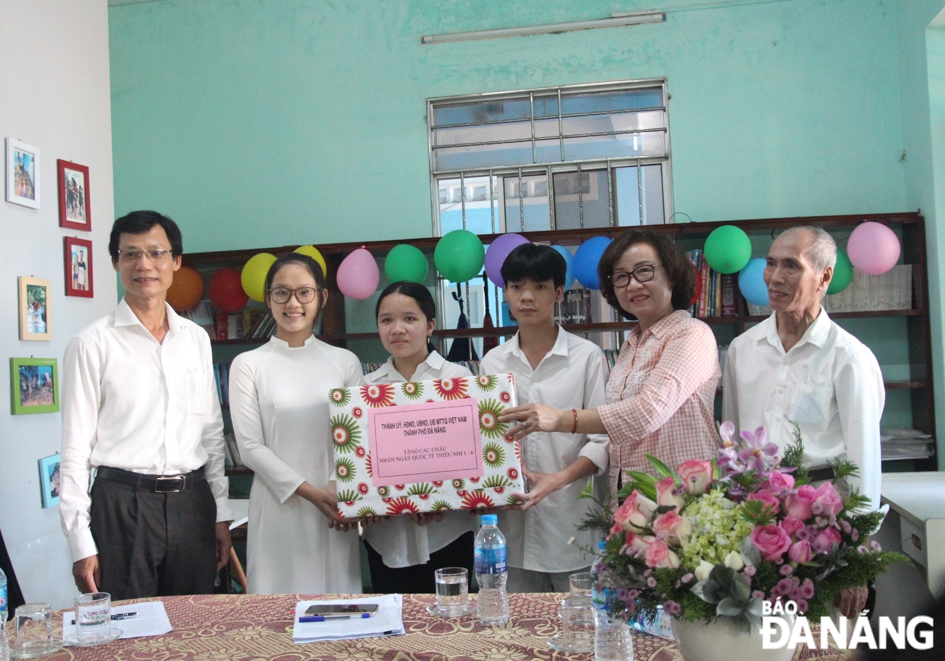 Vice Chairwoman Yen (2nd from right) presenting gifts to children at the Da Nang Care Centre for Street Children. Photo: Ngoc Quoc