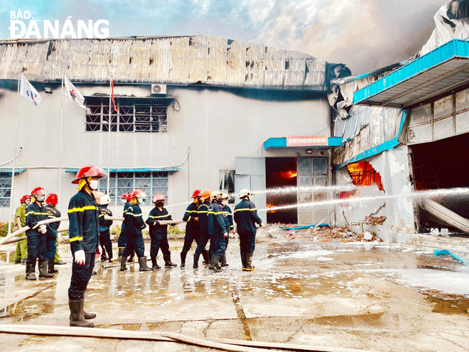 The Da Nang Fire Prevention and Fighting and Rescue Police Division worked with its counterpart in Quang Nam Province to stamp out a fire at the Woochang Garment Company located in Trang Nhat 1 Industrial Cluster, Dien Thang Trung Commune, Dien Ban Town, Quang Nam Province. Photo: BICH LIEN