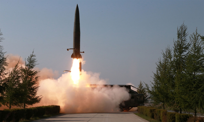 Triều Tiên phóng 8 tên lửa