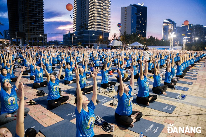 Hơn 15.00 người đồng diễn ở lễ hội Yoga quốc tế tại Đà Nẵng