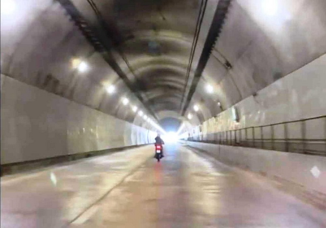 Phạt 4,5 triệu đồng, tước giấy phép lái xe 3 tháng đối với thanh niên chạy mô-tô vào hầm Hải Vân
