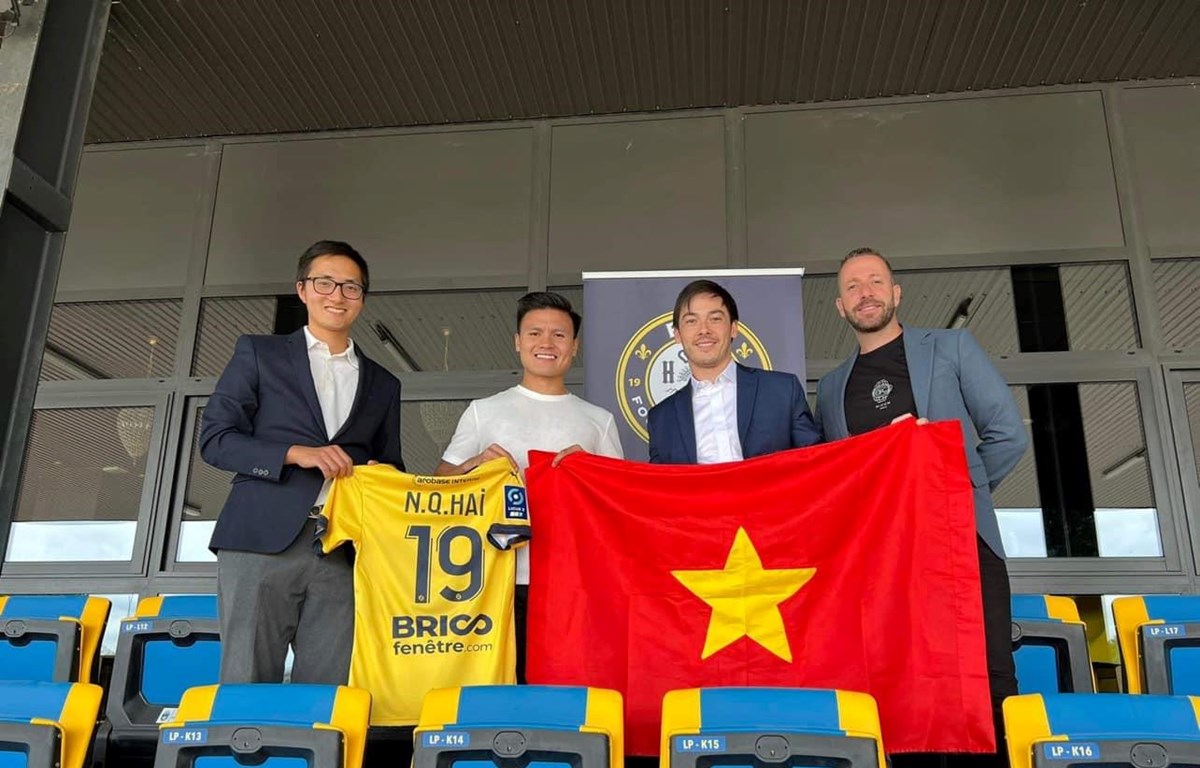 Quang Hải chính thức gia nhập Pau FC, mang chiếc áo số 19 quen thuộc
