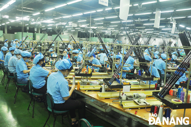 Thời gian qua, thành phố đã có nhiều bước tiến trong việc thu hút đầu tư nước ngoài (FDI).  Trong ảnh: Công nhân sản xuất tại Công ty TNHH Daiwa Việt Nam, Khu công nghiệp Hòa Khánh, quận Liên Chiểu. Ảnh: THÀNH LÂN