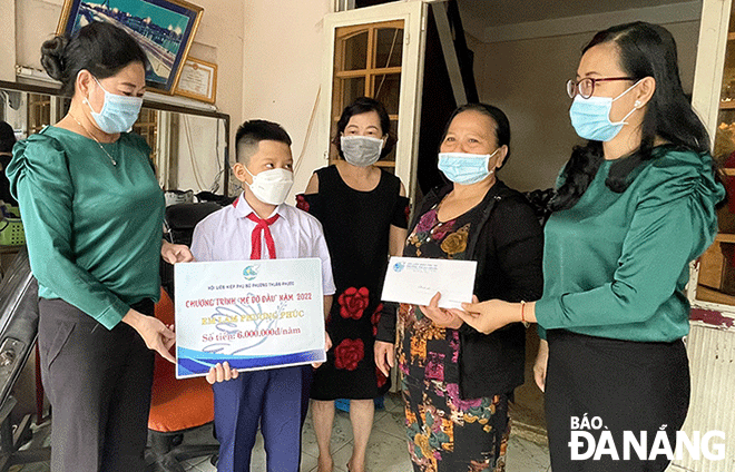 The Thuan Phuoc Chapter of the Da Nang Women's Union in Hai Chau District giving support gift under the 'Godmother' programme to Lam Phuong Phuc. (Photo courtesy of the character)
