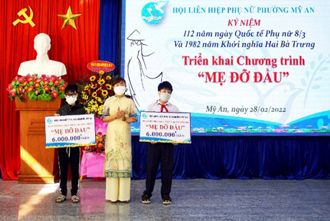 The My An Ward Chapter of the Da Nang Women's Union in Ngu Hanh Son District giving support to children sponsored by the Da Nang Association of Charities and Child Protection. (Photo provided by the character)