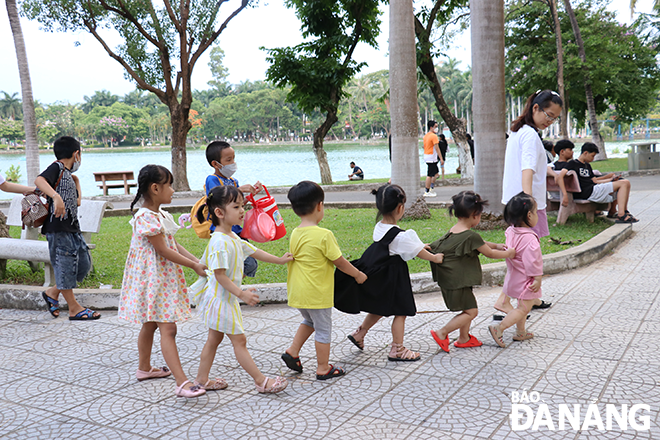 A group of children are taken to the March 29 Park to visit the zoo and experience funny games here. Photo: THU DUYEN