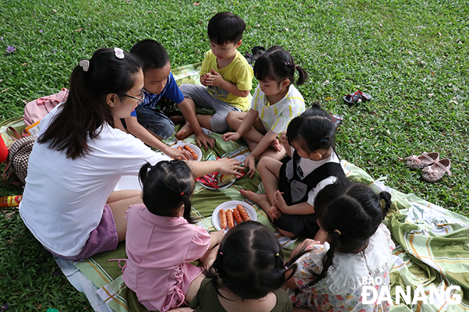 After the park tour, the children enjoy a meal to replenish their energy. Photo: THU DUYEN