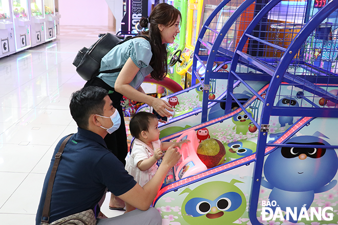 Many parents prefer to choose indoor entertainment venues due to their cool atmosphere and variety of funny games. Photo: THU DUYEN