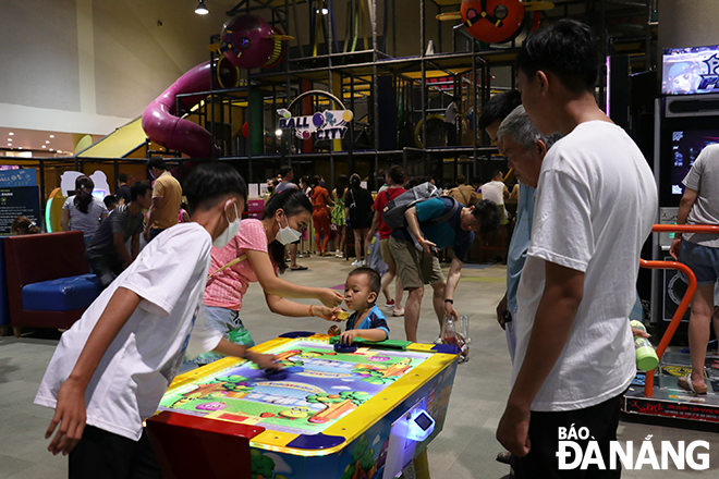 The family of 3 generations hangs out together at the Helio amusement park. Photo: THU DUYEN