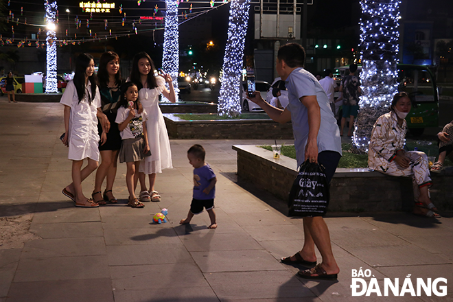 Many families do not forget to record memorable moments. Photo: THU DUYEN