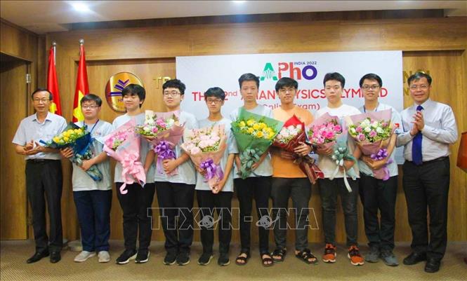 Các học sinh Việt Nam dự giải Olympic Vật lý Châu Á - Thái Bình Dương. Ảnh: TTXVN phát