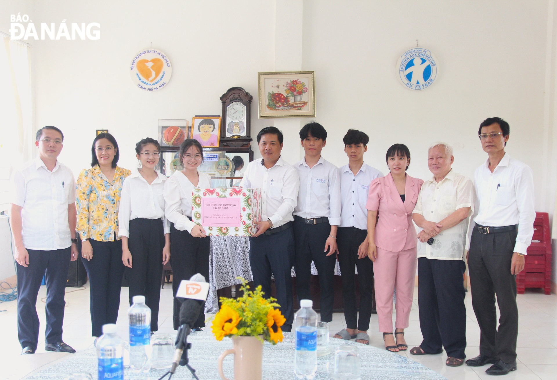 Standing Deputy Secretary of the Da Nang Party Committee Luong Nguyen Minh Triet (6th, right) presenting gifts to the Hoa Mai Orphan Care Centre in Ngu Hanh Son District. Photo: Ngoc Quoc