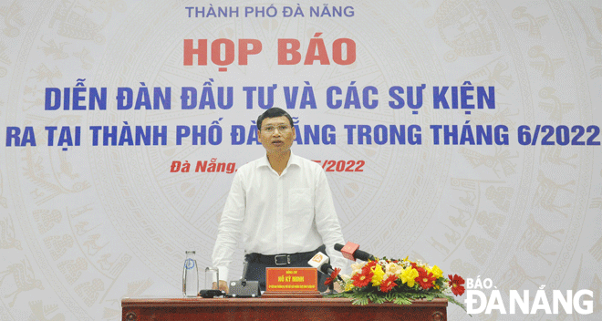 Municipal Peoples Committee Vice Chairman Ho Ky Minh delivers his remarks at the press conference on Tuesday morning. Photo: THANH LAN