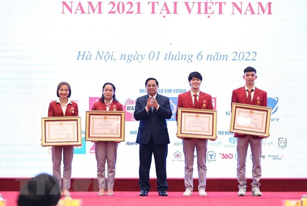 Thủ tướng Phạm Minh Chính trao tặng Huân chương Lao động hạng Nhì cho các vận động viên có thành tích xuất sắc tại SEA Games 31. (Ảnh: Dương Giang/TTXVN)