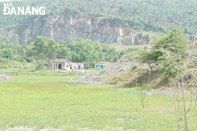 Nhiều diện tích đất nông nghiệp ở xã Hòa Nhơn (huyện Hòa Vang) không được khai thác, phục vụ sản xuất bởi hoạt động khai thác, tập kết khoáng sản gây bồi lấp, ô nhiễm môi trường. Ảnh: HOÀNG HIỆP