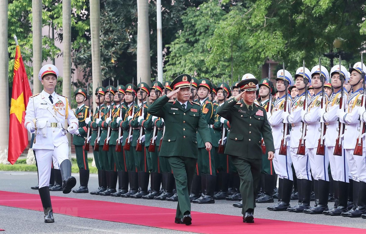 Thượng tướng Nguyễn Tân Cương và Trung tướng Khamliang Outhakaysone duyệt đội Danh dự QĐND Việt Nam. (Ảnh: Trọng Đức/TTXVN)