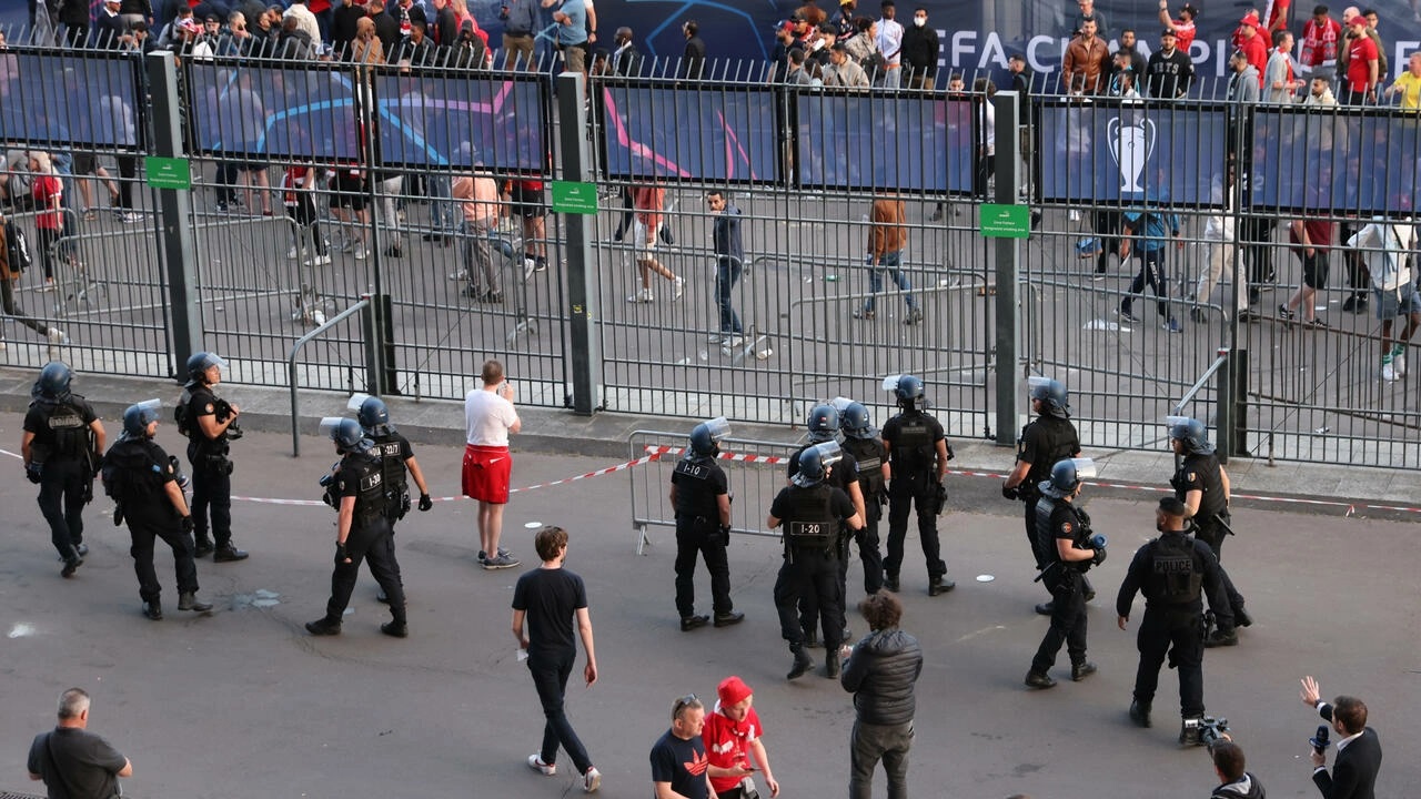 Tình trạng lộn xộn xảy ra bên ngoài sân Stade de France ngay trước thời điểm diễn ra trận chung kết khiến nhiều cổ động viên của Liverpool có vé nhưng không thể vào sân. AFP