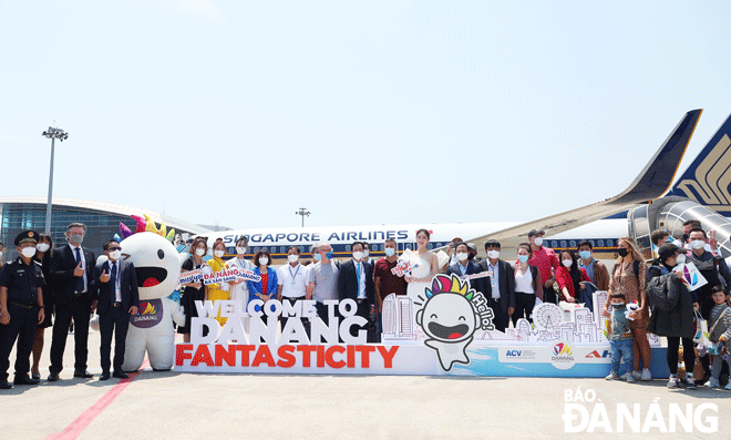 Routes Asia 2022 will open up a golden opportunity for Da Nang to connect with major airlines around the world. IN THE PHOTO: Passengers on the first international commercial flight to Da Nang receiving warm welcome from leaders of the municipal Department of Tourism after two years of disruption due to COVID-19. Photo: NHAT HA