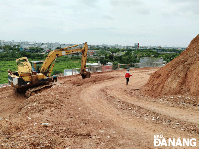 Khu vực đồi phía đông bắc Đài tưởng niệm liệt sĩ Hòa Vang đang được các đơn vị thi công kè, xử lý khẩn cấp để chống sạt lở. Ảnh: HOÀNG HIỆP