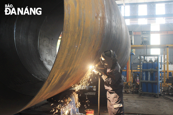 Workers at the Ha Giang Phuoc Tuong Mechanical JSC are fully provided with protective equipment when working. Photo: H.T