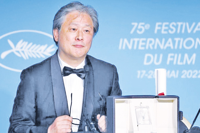 Đạo diễn Park Chan-wook giành giải “Đạo diễn xuất sắc nhất” tại Liên hoan phim Cannes 2022. Ảnh: EPA