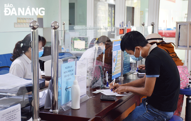 Người lao động đến làm hồ sơ bảo hiểm thất nghiệp tại Trung tâm Dịch vụ việc làm thành phố Đà Nẵng. Ảnh: Đ.H.L
