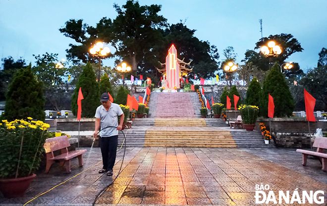 Mr. Le Duc Tuan often takes care of Martyrs Cemetery in Hoa Phong Commune, Hoa Vang district.