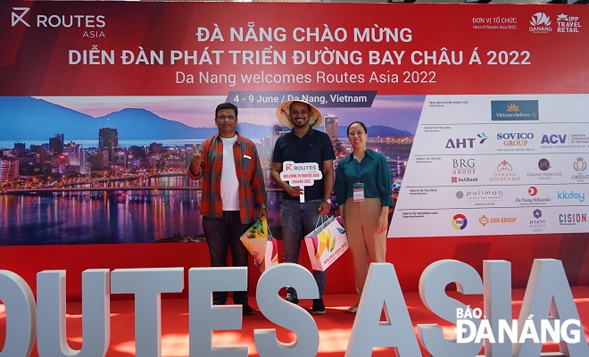 Representatives of The Da Nang Tourism Promotion Center presenting souvenirs to first delegates to attending Routes Asia 2022 on Friday afternoon. Photo: X.S