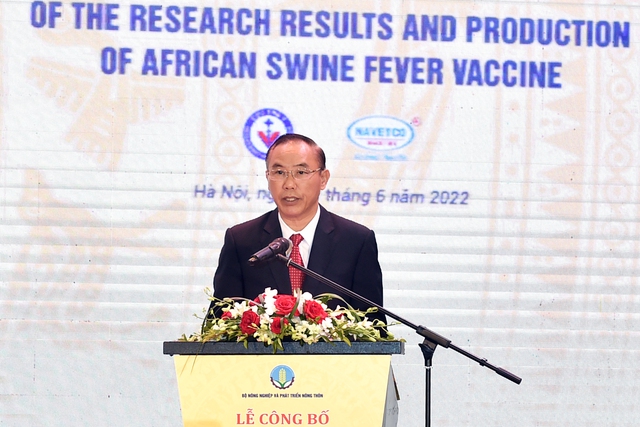 Thứ trưởng Bộ NNPTNT Phùng Đức Tiến thông tin về kết quả nghiên cứu, sản xuất vaccine dịch tả lợn châu Phi - Ảnh VGP/Nguyễn Đức