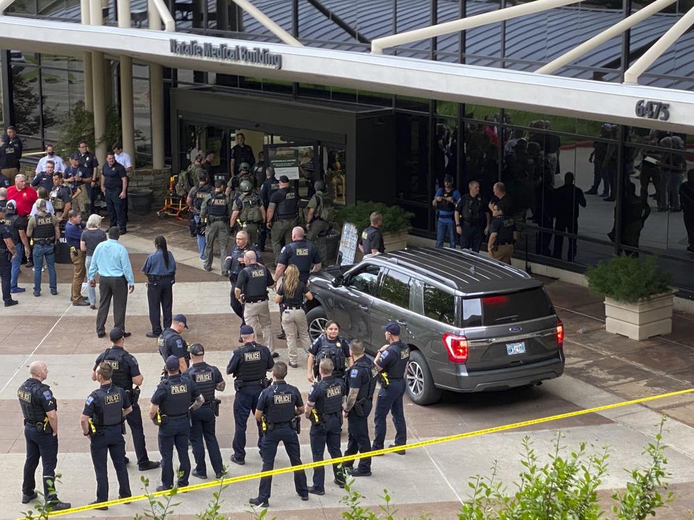 Lực lượng an ninh khẩn cấp có mặt tại hiện trường vụ xả súng ở khuôn viên Bệnh viện St. Francis, thành phố Tulsa (bang Oklahoma) ngày 1-6. Ảnh: AP
