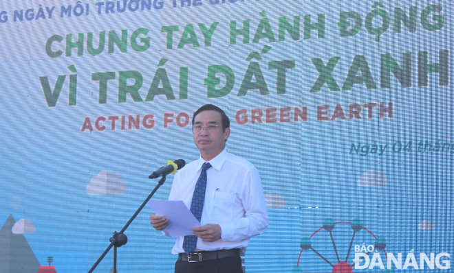 Chủ tịch UBND thành phố Lê Trung Chinh phát biểu, kêu gọi mỗi cơ quan, đơn vị, người dân trên địa bàn thành phố chung tay hành động “Vì Trái đất xanh” và tích cực, gương mẫu trong việc bảo vệ môi trường. Ảnh: HOÀNG HIỆP